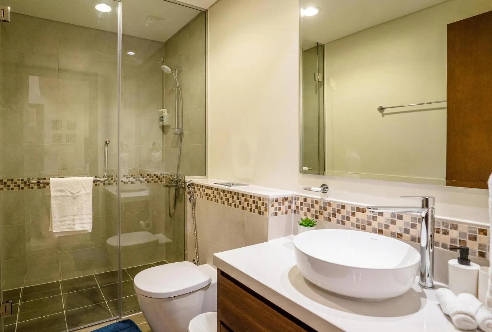 Stunning 2-Bedroom Business Bay Apartment With Burj Khalifa View & Huge Balcony Dubaj
