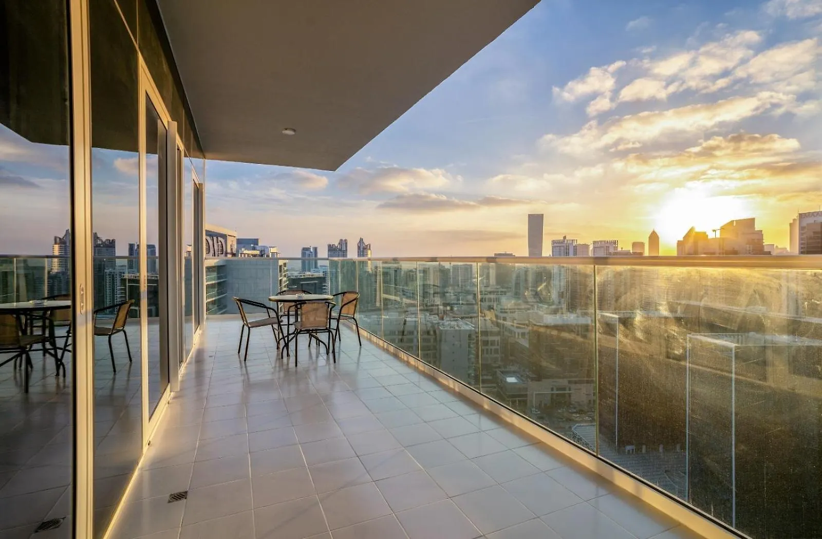 Stunning 2-Bedroom Business Bay Apartment With Burj Khalifa View & Huge Balcony Dubaj 0*,