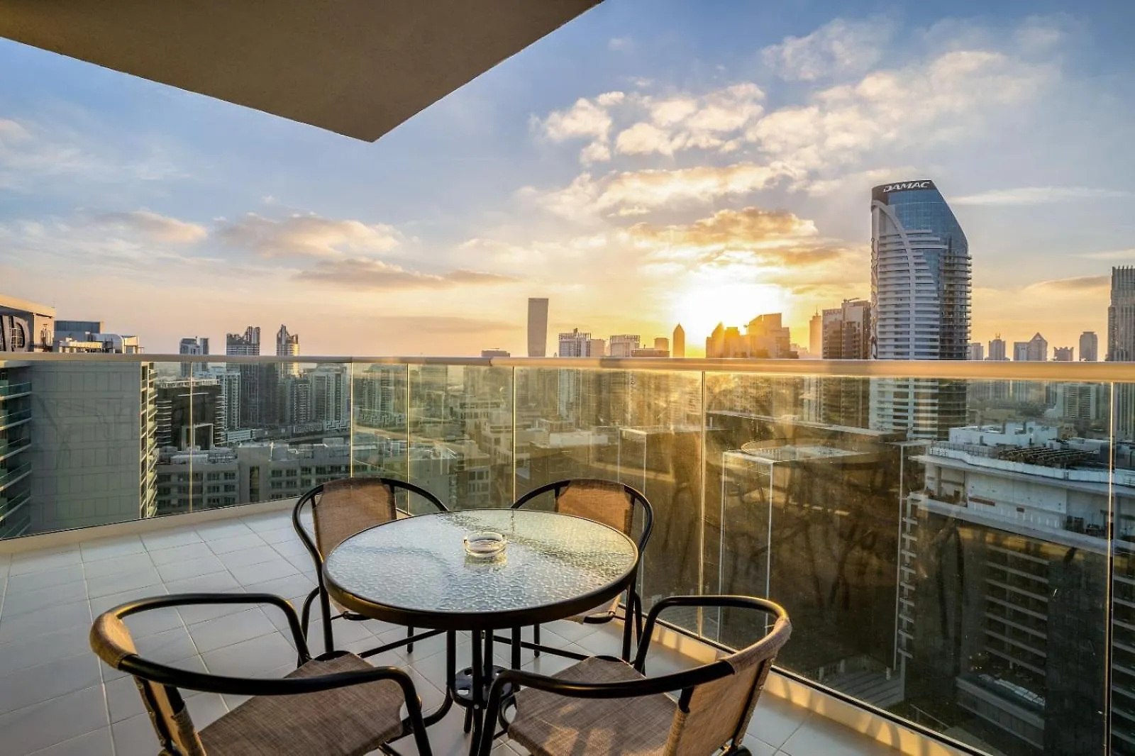 Stunning 2-Bedroom Business Bay Apartment With Burj Khalifa View & Huge Balcony Dubaj