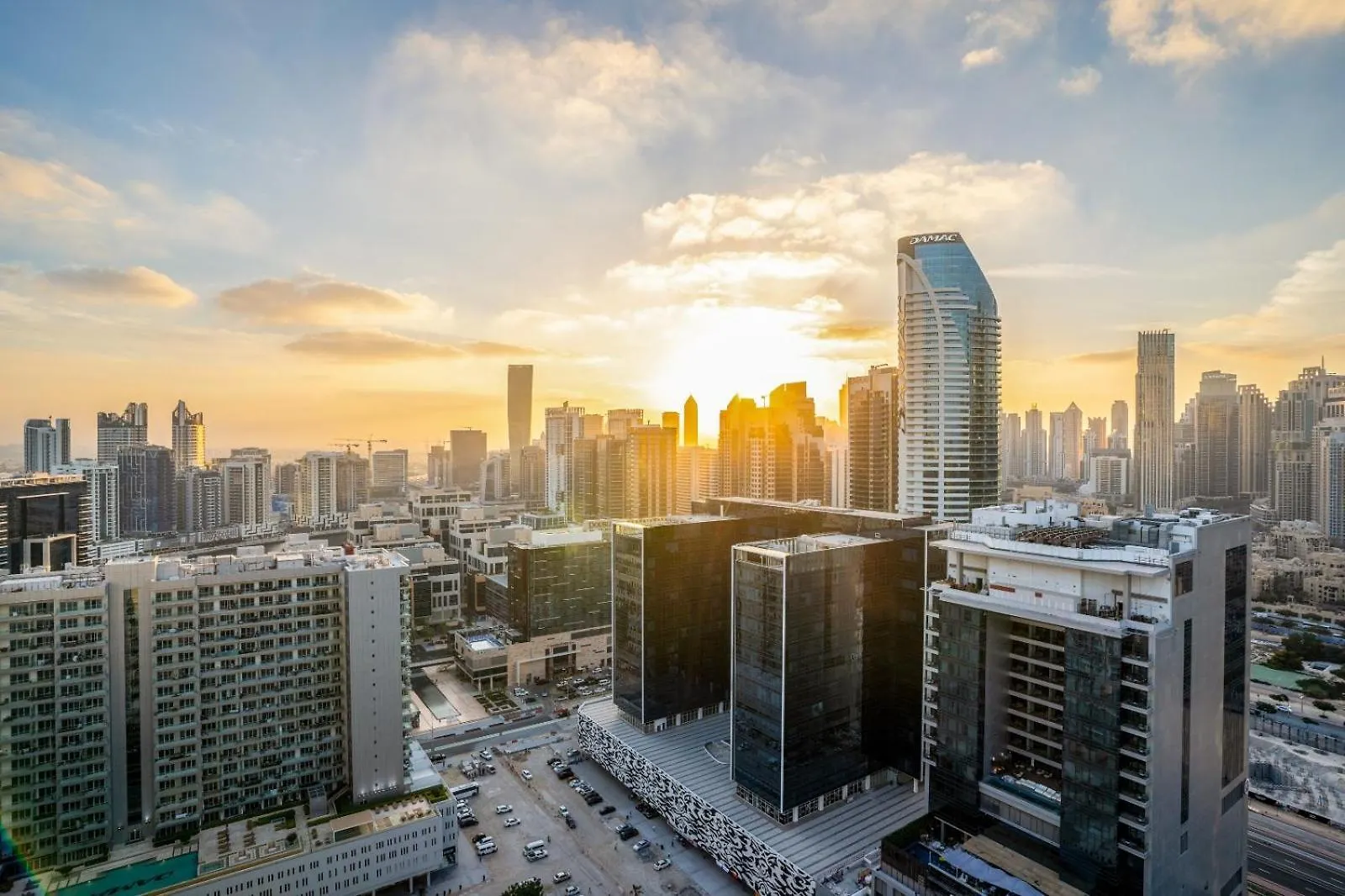Stunning 2-Bedroom Business Bay Apartment With Burj Khalifa View & Huge Balcony Dubaj