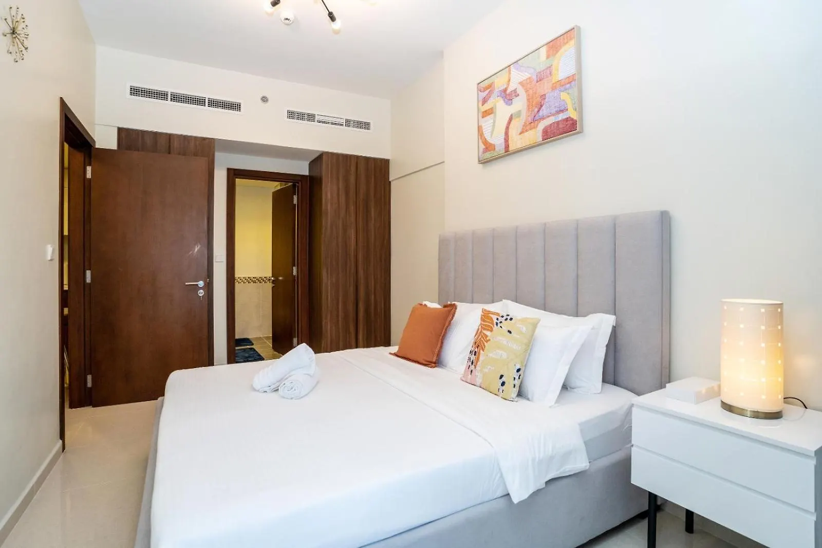 Stunning 2-Bedroom Business Bay Apartment With Burj Khalifa View & Huge Balcony Dubaj